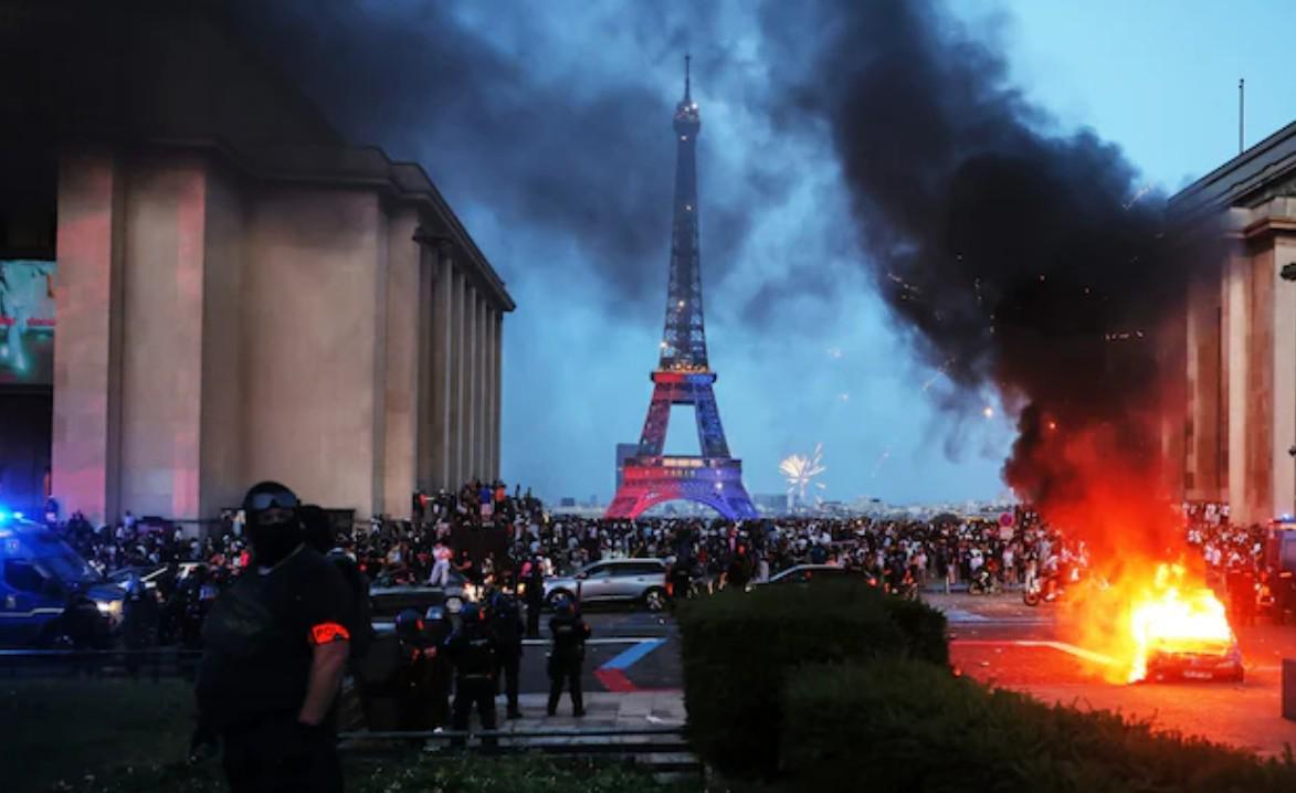 九游游戏-电讯报：巴黎夺冠后法国接连暴乱，阿森纳的夺冠游行秩序平稳